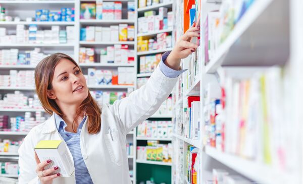 Apotheker controleert medicatie achter de toonbank