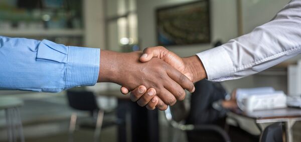 Zakelijke handdruk tussen EVD-aanbieder en zorgpartner