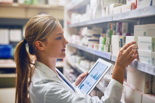 Apotheker bereidt medicatie voor achter de toonbank